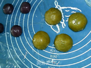 紫心莲蓉月饼的做法步骤：11