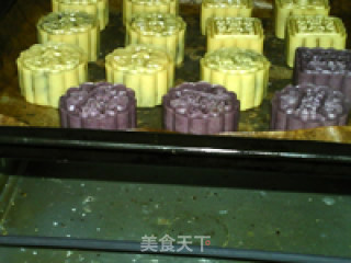 紫心莲蓉月饼的做法步骤：19