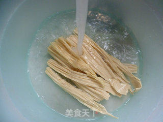 腐竹炒鱿鱼的做法步骤：2