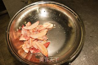 美好香辣酱，十大创意菜品之干煸鸡翅的做法步骤：2