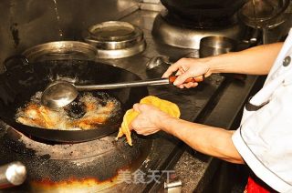 美好香辣酱，十大创意菜品之干煸鸡翅的做法步骤：3