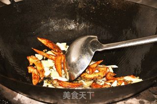 美好香辣酱，十大创意菜品之干煸鸡翅的做法步骤：4