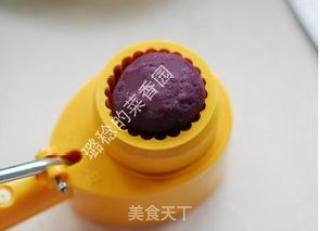 全手工打造“免烤、无油、无脂、低糖、健康”的【紫薯月饼】的做法步骤：17