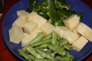 土豆炖鸡腿的做法步骤：1