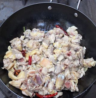 土豆炖鸡腿的做法步骤：4