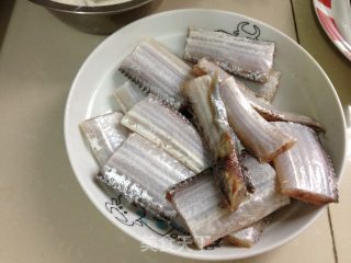 糖醋带鱼的做法步骤：1