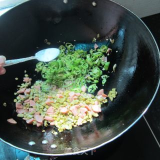 辣炒咸豆角火腿丁的做法步骤：5