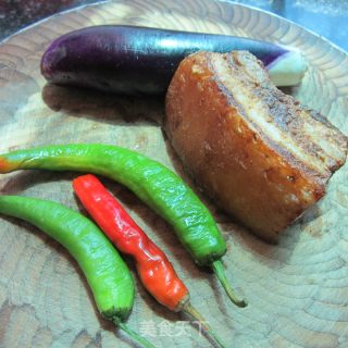 腊肉烧茄片的做法步骤：1