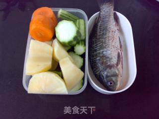 雪莲丝瓜鲫鱼汤的做法步骤：2