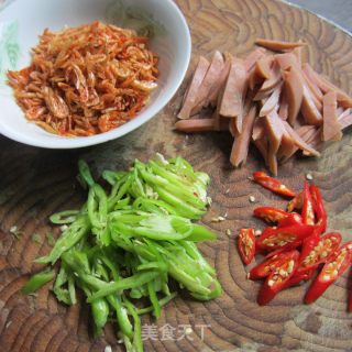 双椒火腿炒米虾的做法步骤：2