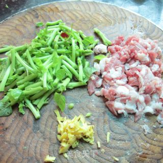苋菜梗子炒肉的做法步骤：2