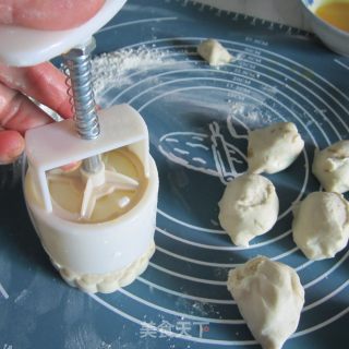 花生豆沙月饼的做法步骤：6