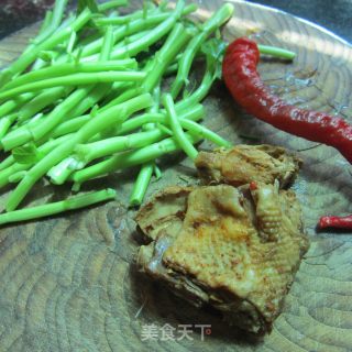 菜梗子炒腊鸡的做法步骤：1