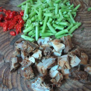 菜梗子炒腊鸡的做法步骤：2