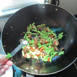 菜梗子炒腊鸡的做法步骤：7