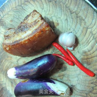 茄子炒腊肉的做法步骤：1