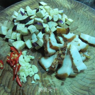 茄子炒腊肉的做法步骤：2