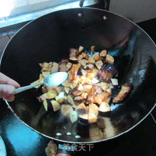 茄子炒腊肉的做法步骤：4