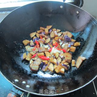 茄子炒腊肉的做法步骤：5