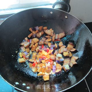 茄子炒腊肉的做法步骤：6