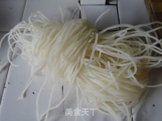 大学食堂里的那一碗—————【 鸡油三鲜米线】的做法步骤：6