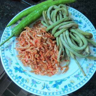 咸豆角炒米虾的做法步骤：1