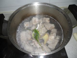 咸菜烧肉的做法步骤：2