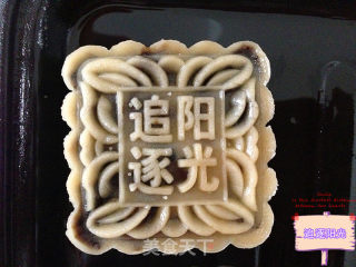 让健康更近一步——豆沙固元月饼的做法步骤：5