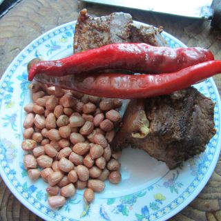 花生米炒腊肉的做法步骤：1
