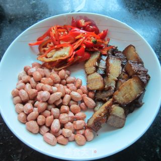 花生米炒腊肉的做法步骤：2