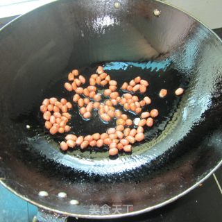 花生米炒腊肉的做法步骤：3