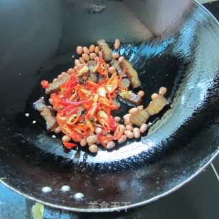 花生米炒腊肉的做法步骤：4