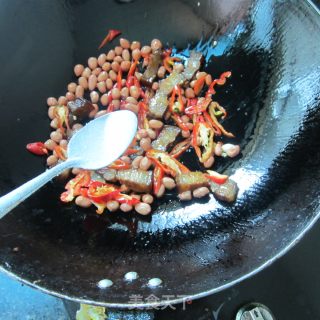 花生米炒腊肉的做法步骤：5