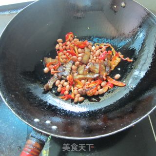 花生米炒腊肉的做法步骤：6