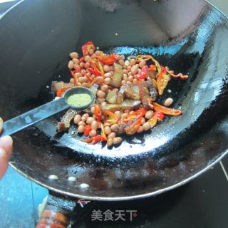 花生米炒腊肉的做法步骤：7
