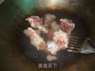 【莲藕骨头汤】-----秋天是吃莲藕的最佳季节哟的做法步骤：4
