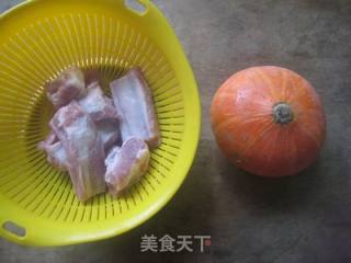 南瓜烧排骨的做法步骤：1