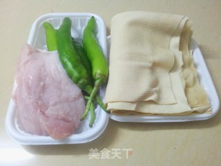 尖椒炒干豆腐的做法步骤：1