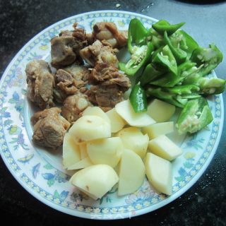 土豆炒排骨的做法步骤：1