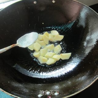 土豆炒排骨的做法步骤：2