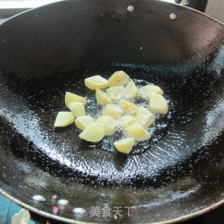 土豆炒排骨的做法步骤：3