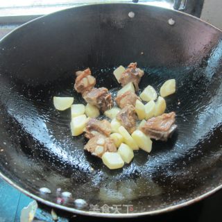 土豆炒排骨的做法步骤：4