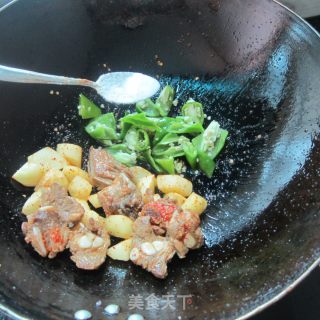 土豆炒排骨的做法步骤：5