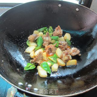 土豆炒排骨的做法步骤：6