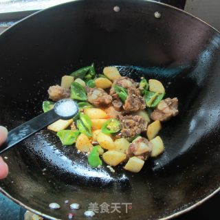 土豆炒排骨的做法步骤：7