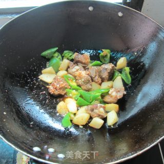 土豆炒排骨的做法步骤：8