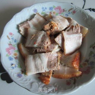 微波红油蒜米腊肉的做法步骤：2