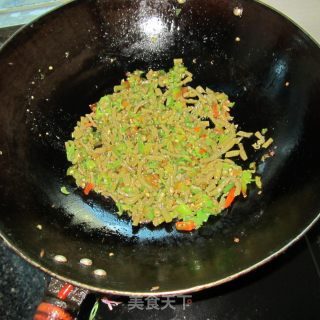辣椒丁炒咸豆角的做法步骤：4