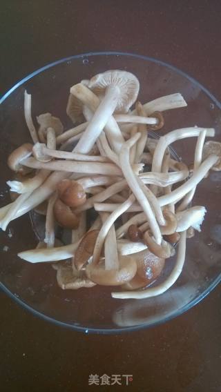 茶树菇排骨汤的做法步骤：2