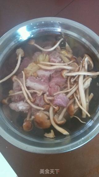 茶树菇排骨汤的做法步骤：3